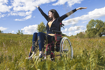 Девушка в кресле-коляске наслаждается свободой передвижения на природе